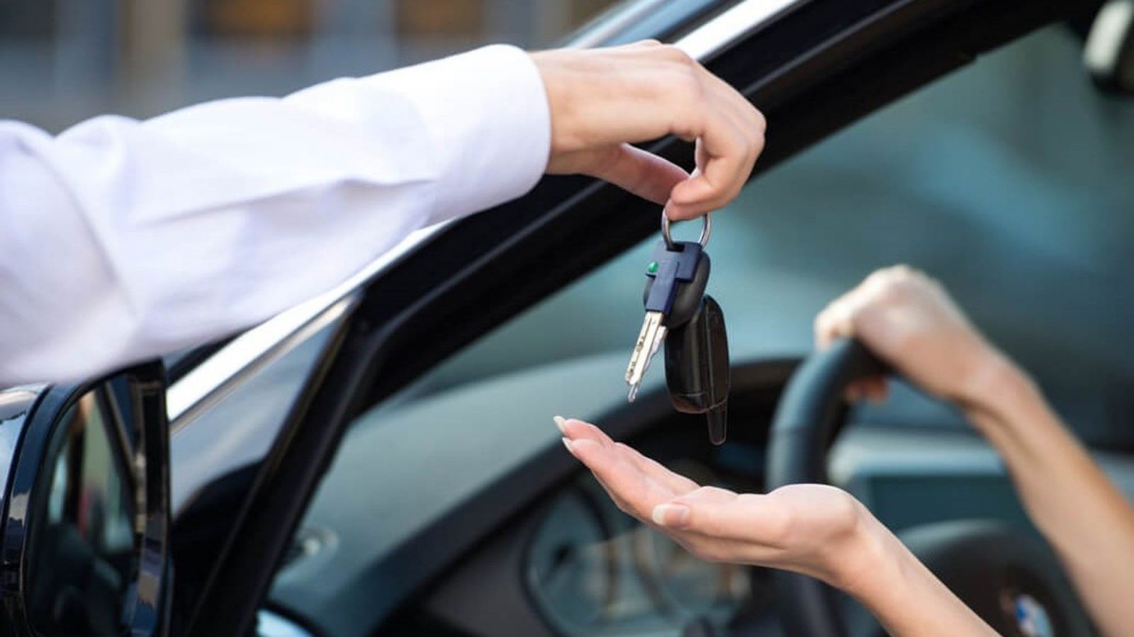 manos con llave de coche